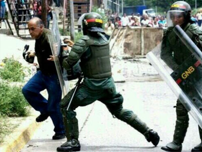 Ξυλοκοπήθηκαν ή συνελήφθησαν αναίτια 89 δημοσιογράφοι στη Βενεζουέλα